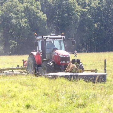 tracteur dans les champs de Les monnaies