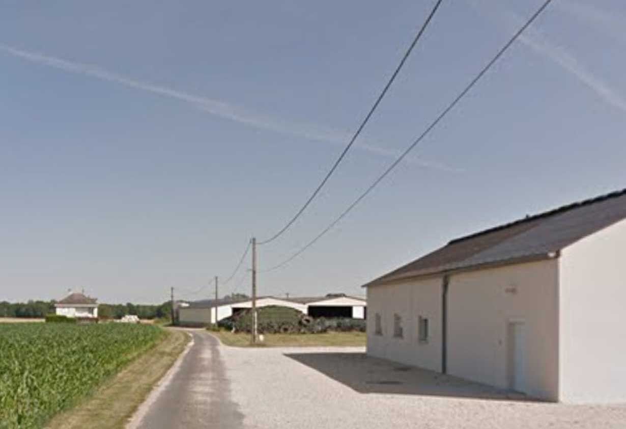 vue sur le laboratoire et la ferme Turbeaux à Vallières dans le Loir-et-Cher à la limite de l'Indre-et-Loire